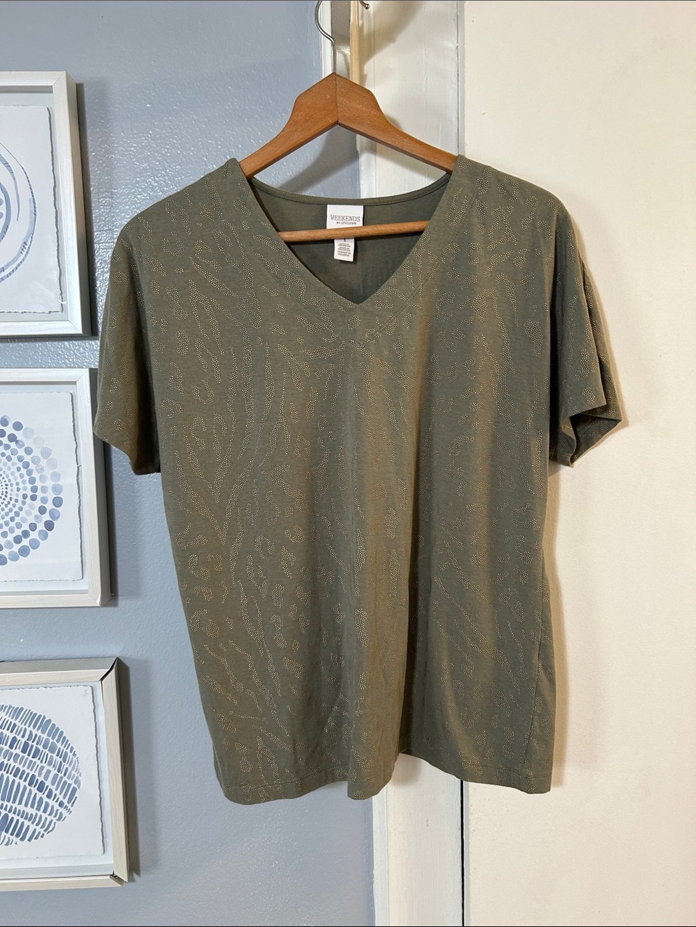 Weekends by Chico's Olive Green Raised Beaded Print Short Sleeve V-Neck Tee Sz M